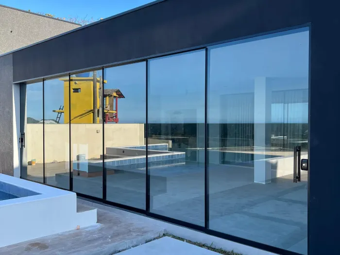 Porta de Correr com Piscina — Vidro Nobre